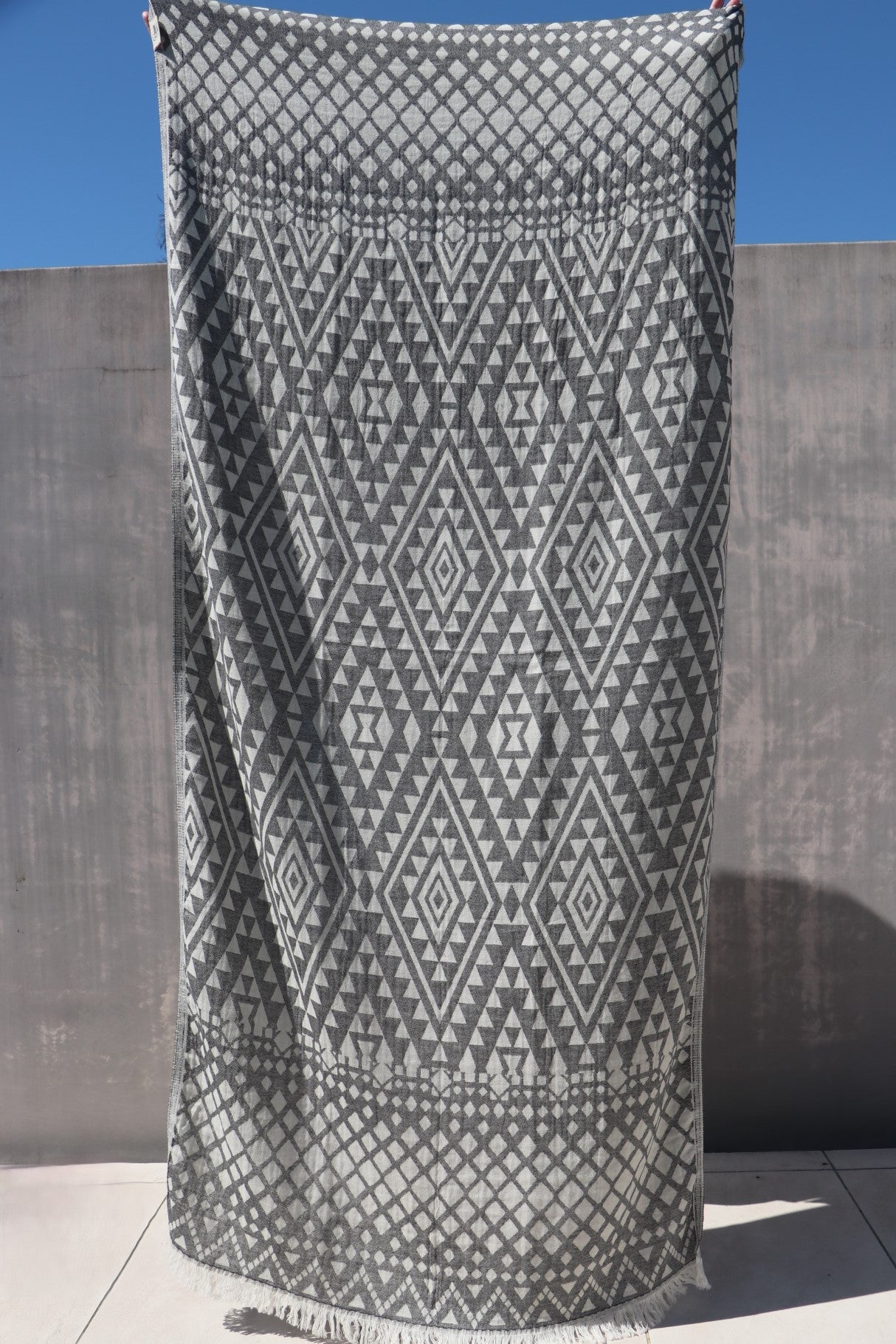 burleigh beach towel black in full