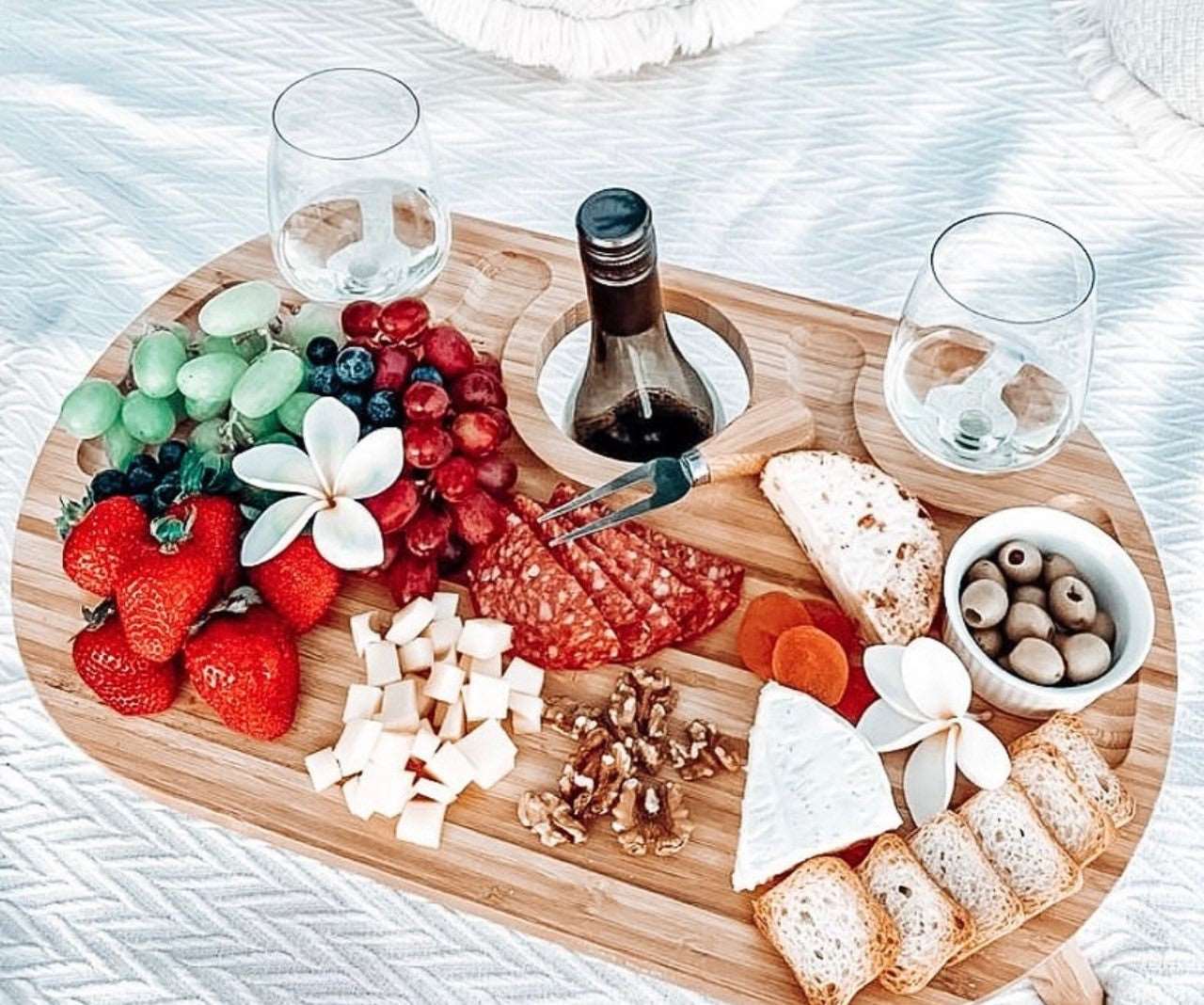 Wine and cheese picnic table - Pippah